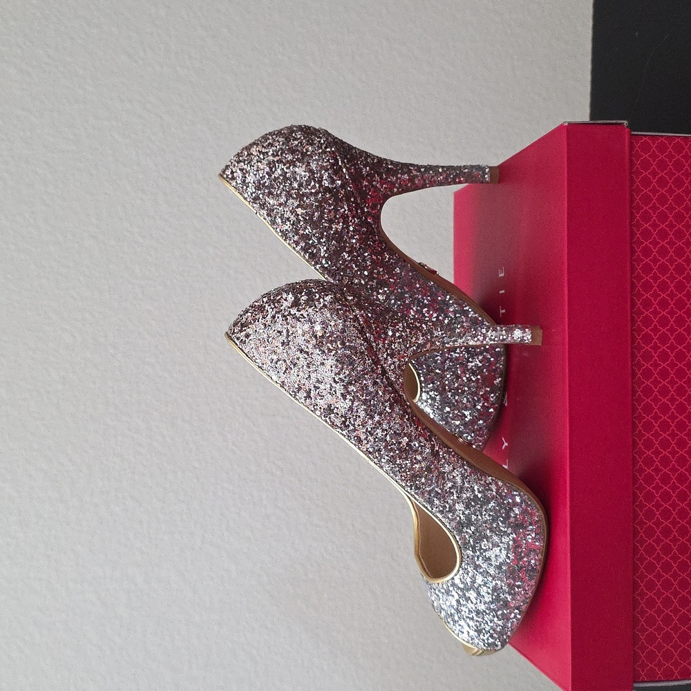 Thalia Sofi silver/champagne stilettos size 7.5